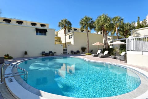 LaPlaya 104A Gulf front Walk right from your lanai onto the private beach Copropriété in Longboat Key