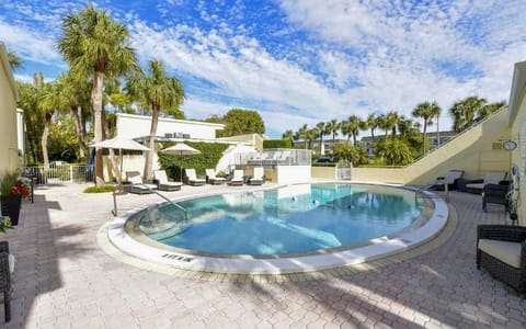 LaPlaya 201C Breathtaking Gulf panorama from this corner end unit with a private stairway to the beach Condominio in Longboat Key
