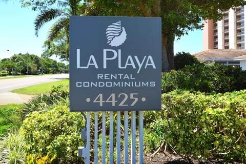 LaPlaya 202E Catch the gentle Gulf breezes on your private balcony beneath the swaying palms Condominio in Longboat Key