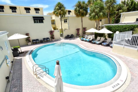 LaPlaya 202E Catch the gentle Gulf breezes on your private balcony beneath the swaying palms Condominio in Longboat Key