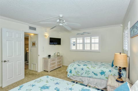 LaPlaya 204D Beach-lovers paradise 200 feet of private beach along the turquoise Gulf of Mexico Condominio in Longboat Key