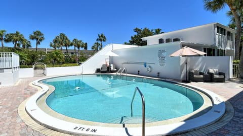 LaPlaya 108B Dream views of the Gulf from your private balcony or screened lanai just steps from the beach Apartment in Longboat Key