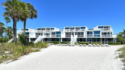 LaPlaya 108B Dream views of the Gulf from your private balcony or screened lanai just steps from the beach Apartment in Longboat Key