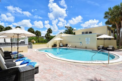 LaPlaya 205D Spectacular sunsets and sunbathing from your private Gulf front lanai or sundeck Copropriété in Longboat Key