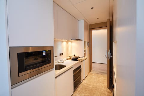 Kitchen or kitchenette, minibar, stove