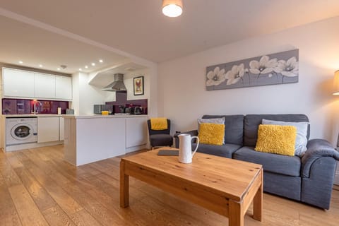 Cozy 2 Bedroom Apartment in Newbury Town Centre - SLEEPS 7 with NETFLIX and WiFi Eigentumswohnung in Newbury