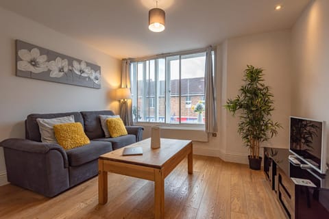 Cozy 2 Bedroom Apartment in Newbury Town Centre - SLEEPS 7 with NETFLIX and WiFi Condominio in Newbury