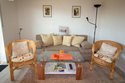 Living room, Photo of the whole room, Decorative detail, Seating area