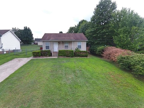 Beautiful cul-de-sac home!!! with a FENCED IN YARD! House in Clarksville