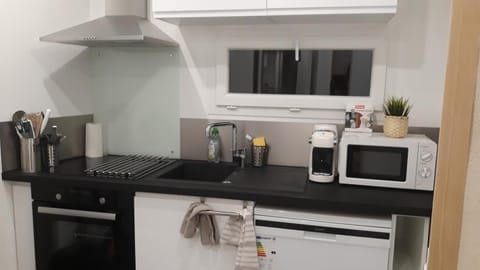 Coffee/tea facilities, dishwasher, oven, stove, toaster