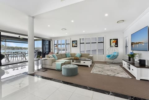 Sealand Lake House Stunning Absolute Waterfront Casa in Lake Macquarie