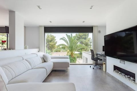 Moderna villa con piscina y amplio jardín House in Castelldefels
