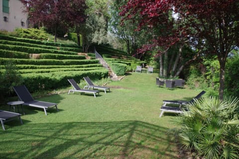 Les Chambres d Hôtes de Valensole au pays des lavandes et proche des Gorges du Verdon Pousada com café da manhã (B&B) in Valensole