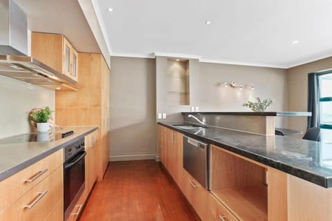 Spacious two bedroom in the best spot of PW! Apartment in Auckland