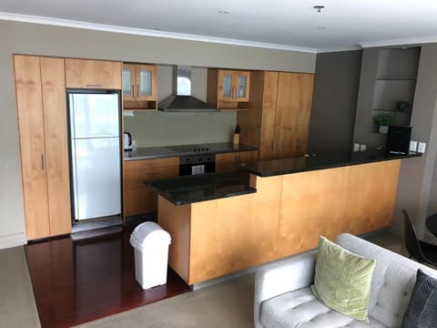 Spacious two bedroom in the best spot of PW! Apartment in Auckland