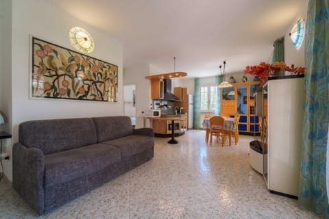 Kitchen or kitchenette, Living room, Seating area, kitchen