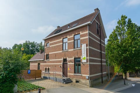 Property building, Facade/entrance, Facility for disabled guests, Parking
