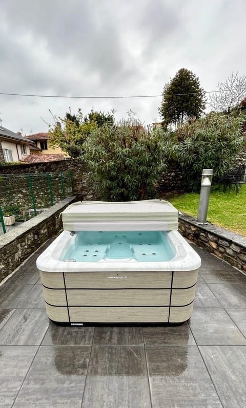 Garden, Hot Tub