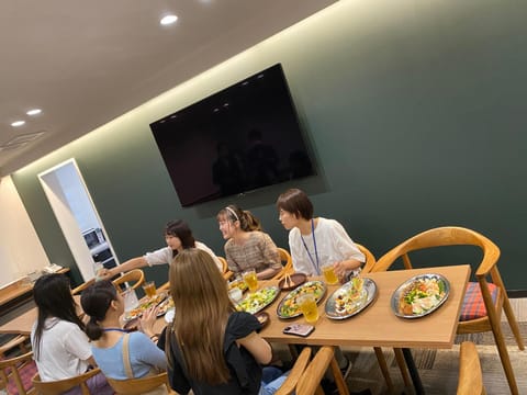 Seating area, Food, group of guests