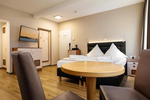 Bed, Photo of the whole room, Dining area