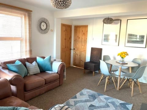 ⭐️Sleeps 4/Longstays/Garden/Parking/WiFi⭐️ Apartment in Crawley