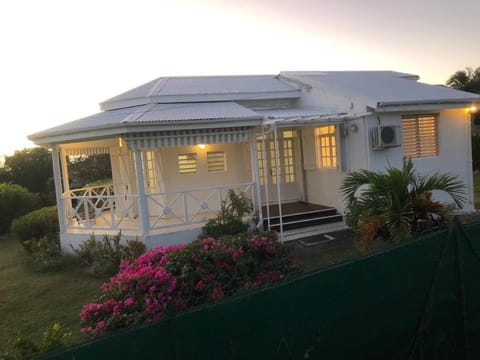 La villa les palmiers simplicité convivialité House in Guadeloupe