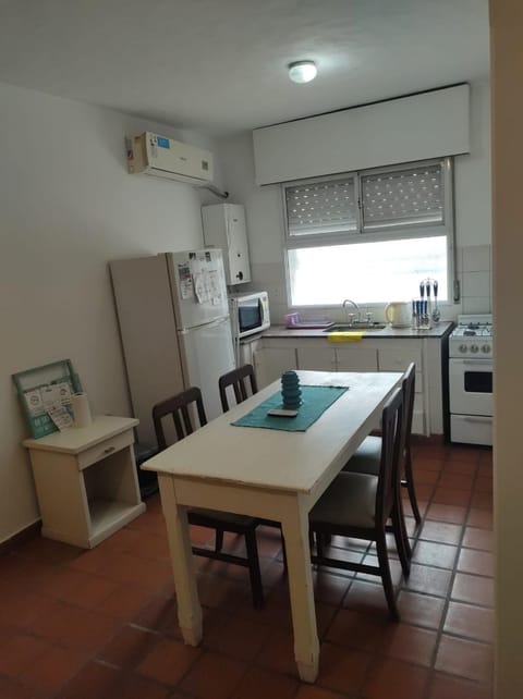 Kitchen or kitchenette, Dining area, minibar, pet friendly, stove