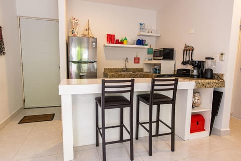 Coffee/tea facilities, Kitchen or kitchenette, Dining area, minibar, stove, toaster