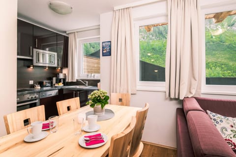Kitchen or kitchenette, Living room, Seating area, Dining area