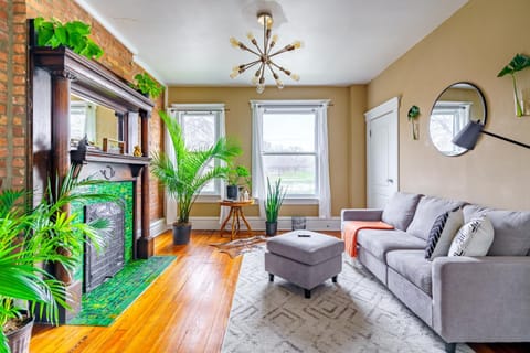 TV and multimedia, Kitchen or kitchenette, Living room, Seating area