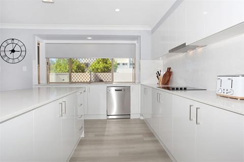 Beautiful Beach House in the Heart of Town House in Coolum Beach