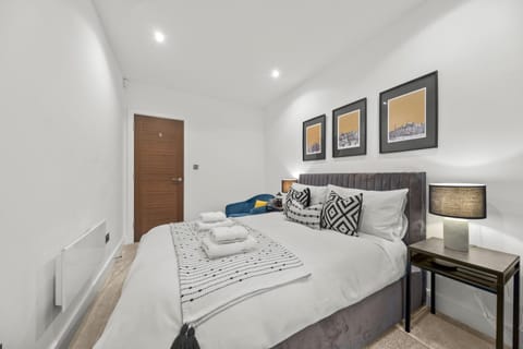 Bed, Seating area, Bedroom, towels