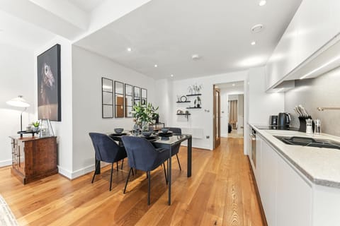 Coffee/tea facilities, Kitchen or kitchenette, Dining area, oven, stove