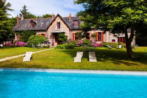Property building, Spring, Day, Winter, Summer, Living room, Seating area, Dining area, Autumn, Swimming pool, Swimming pool