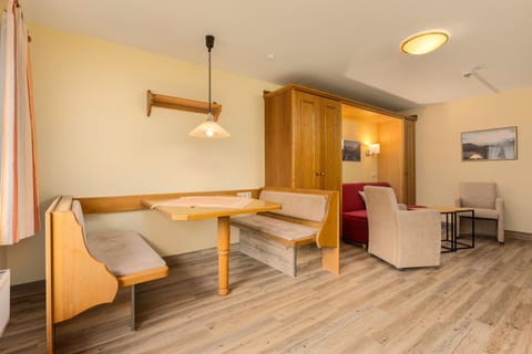 TV and multimedia, Living room, Seating area, Dining area, wardrobe