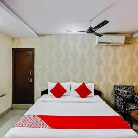 Bed, Photo of the whole room, Bedroom, fireplace, air conditioner