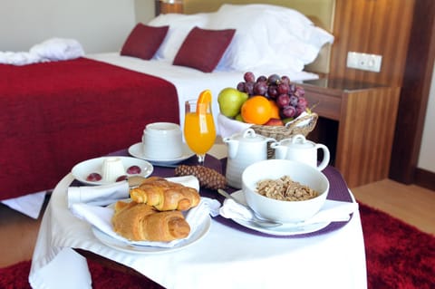 Bed, Food and drinks, Bedroom, Breakfast, Continental breakfast