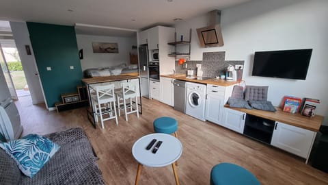 TV and multimedia, Kitchen or kitchenette, Living room, Seating area