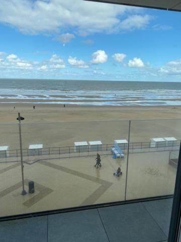 Studio 405 op zeedijk met frontaal zeezicht 4de verdiep Apartment in Middelkerke