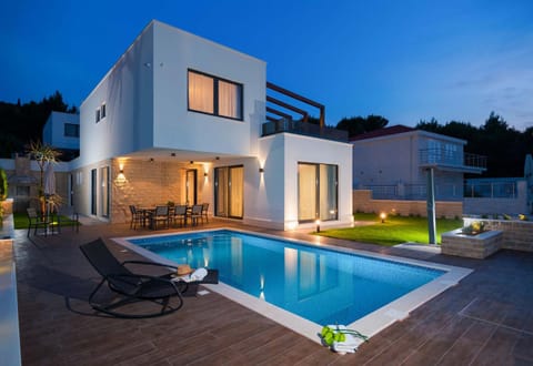 Villa Trogir Deluxe 2 6 Beautiful Bedrooms Private Pools Sea Front - Sauna Villa in Okrug Gornji