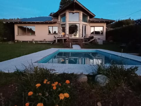 hermosa casa a una cuadra del lago House in San Carlos Bariloche