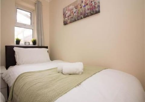 StayZo Penthouse Accommodation 2- Premier Lodge Apartment in Southampton
