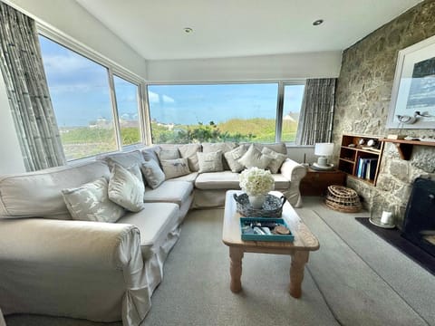 Ty Bychan- Sea Views- Pet Friendly-Secure Garden-4 Bed Apartment in Trearddur Bay