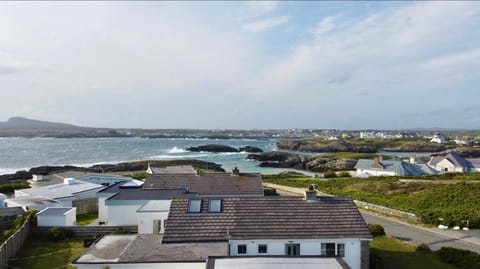 Ty Bychan- Sea Views- Pet Friendly-Secure Garden-4 Bed Apartment in Trearddur Bay