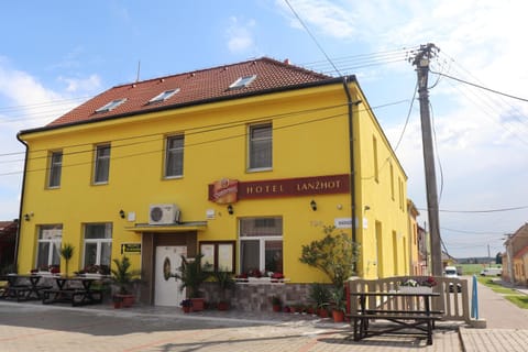 Facade/entrance, Decorative detail, Lunch, Dinner