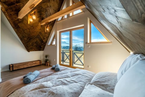 Bed, Balcony/Terrace, Bedroom, Mountain view