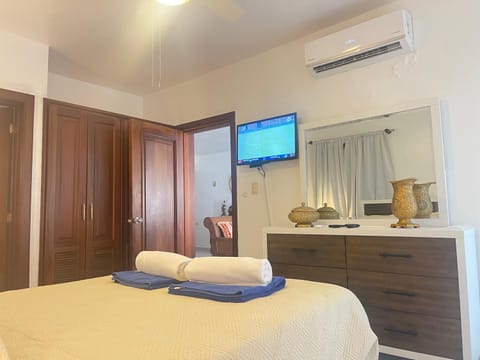 Bed, TV and multimedia, Photo of the whole room, Bedroom, towels, wardrobe, air conditioner