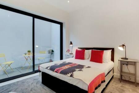 Modern Ealing Apartment with Large Private Patio Condo in London Borough of Ealing