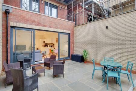 Modern Ealing Apartment with Large Private Patio Condo in London Borough of Ealing