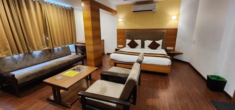 Bed, Photo of the whole room, Seating area, air conditioner